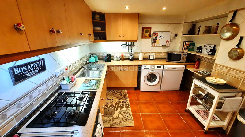 Foto 0a9d4e89-a690-43b8-a7b2-6b79165e1e0d. Casa adosada bienvenido a esta casa adosada bellamente presentada, que ofrece una combinación perfecta de vida moderna y características encant en Oliva