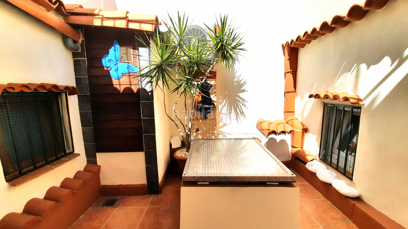 Foto 4b8a87c3-6f54-4a31-a428-2a24fd9669d5. Casa adosada bienvenido a esta casa adosada bellamente presentada, que ofrece una combinación perfecta de vida moderna y características encant en Oliva