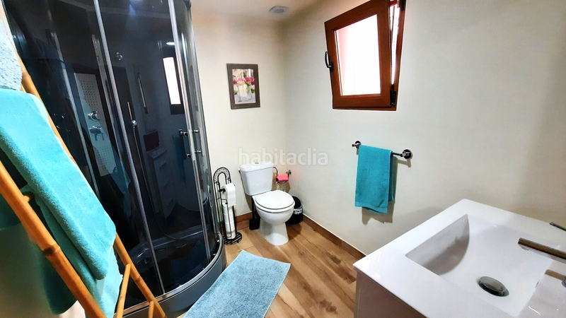 Foto 703cbe89-bf65-4c90-a293-f6cb7b96fe2f. Casa adosada bienvenido a esta casa adosada bellamente presentada, que ofrece una combinación perfecta de vida moderna y características encant en Oliva