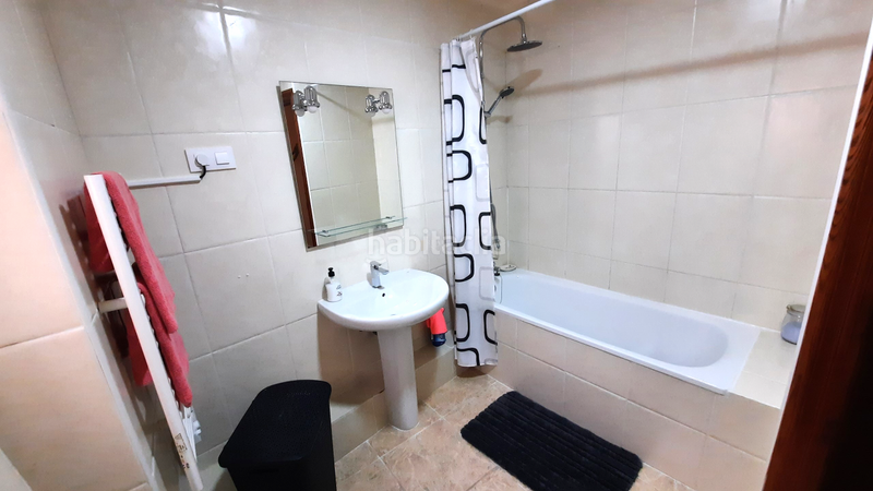 Foto 84fe0d3e-0e6b-44b8-ae6a-a99740be243f. Casa adosada bienvenido a esta casa adosada bellamente presentada, que ofrece una combinación perfecta de vida moderna y características encant en Oliva