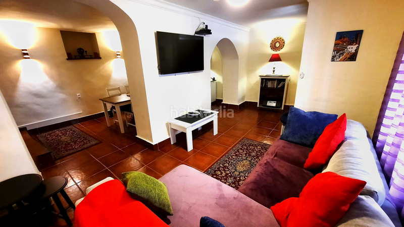 Foto e36a7f6b-4ffc-4392-af5c-61779392f08f. Casa adosada bienvenido a esta casa adosada bellamente presentada, que ofrece una combinación perfecta de vida moderna y características encant en Oliva