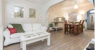 Casa adosada  Cl creta  es: pl: pt:  santa pola (alicante)
https://maps.app.g. Bungalow en urbanización exclusiva, ideal para familias o invers