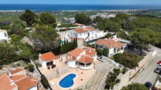 Casa  Urb. La entrada se realiza a través de una encantadora naya cubierta,