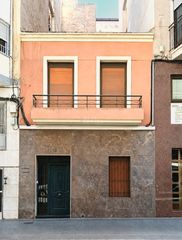 Casa adossada  Cl reina victoria   elche/elx (alicante)
https://maps.app.goo.g. Vivienda unifamiliar de dos plantas, adaptada y completamente am