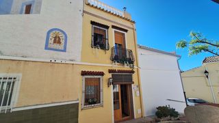 Semi detached house  Calle trevessa. Al entrar en la casa, se te da la bienvenida a una zona de estar