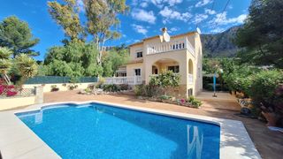 Casa  Germans mestre d. Se accede a la propiedad por una naya cubierta, un lugar ideal p
