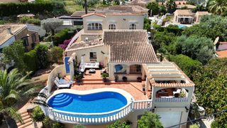 House  Calle albenull. Se accede por una entrada privada con aparcamiento en el garaje,