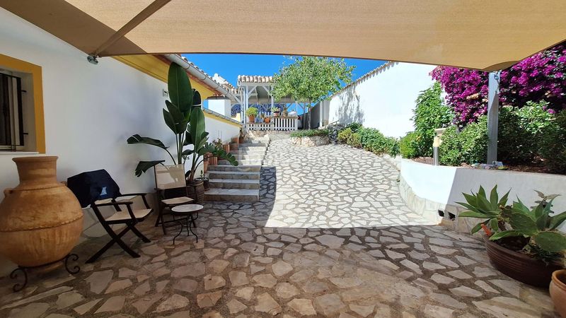 Foto 8ce12dce-5f3a-4799-b8c0-3e8b7c1bc8dc. Casa amb piscina a Pedreguer