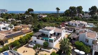 Casa  Calle sandro boticelli. Al entrar en la residencia principal, te recibe un amplio vestíb