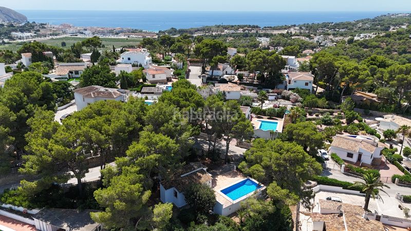 Foto 4bde44dc-6e5d-4a6d-b49a-fe914dc7e27a. Casa amb piscina a Benimeit-Tabaira Moraira