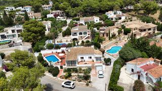 Casa  Calle baladre. Al llegar, una entrada privada ofrece aparcamiento seguro fuera