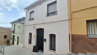Casa adossada  Carrer montijo. Al entrar por impresionantes y ornamentadas puertas dobles de ma