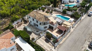 Haus  Calle caravaggio. Al entrar en la villa por la planta principal, se le recibe dire