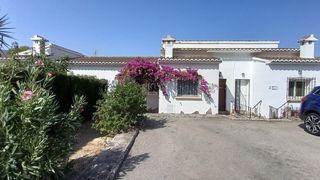 Casa  Urbinisation puerta del valle. Al frente de la propiedad hay un aparcamiento privado con un cam