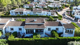 Casa  Urbinisation puerta del valle. Al frente de la propiedad hay un aparcamiento privado con un cam