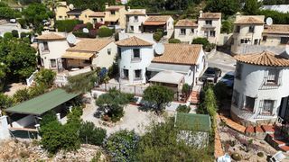 House  Urb the village. Al entrar en la villa, te recibe una acogedora zona de entrada q