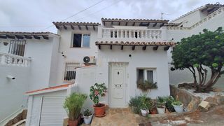 Casa adossada  Calle avila. Se entra a la propiedad a través de una puerta de seguridad que