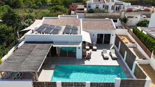 Maison  Calle sandro boticelli. Al entrar en la residencia principal, te recibe un amplio vestíb