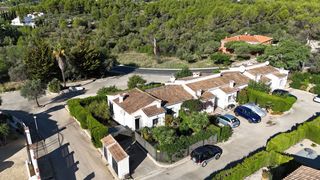 Casa  Urbinisation puerta del valle. Al entrar en la propiedad, se le da la bienvenida a un salón y c