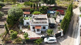 Maison  Partida calzara. Un camino cerrado le da la bienvenida a la propiedad, que conduc