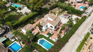Casa  C. magraner. Entra e inmediatamente siente la calidez del estilo tradicional