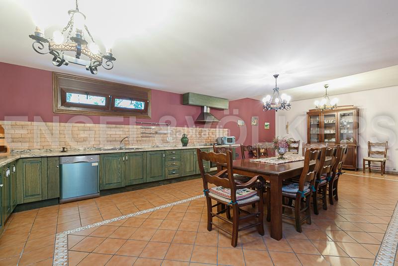 Foto 93b214f7-e91c-4c03-ab28-17f49b2459e0. Casa con riscaldamento parcheggio piscina in Gondomar