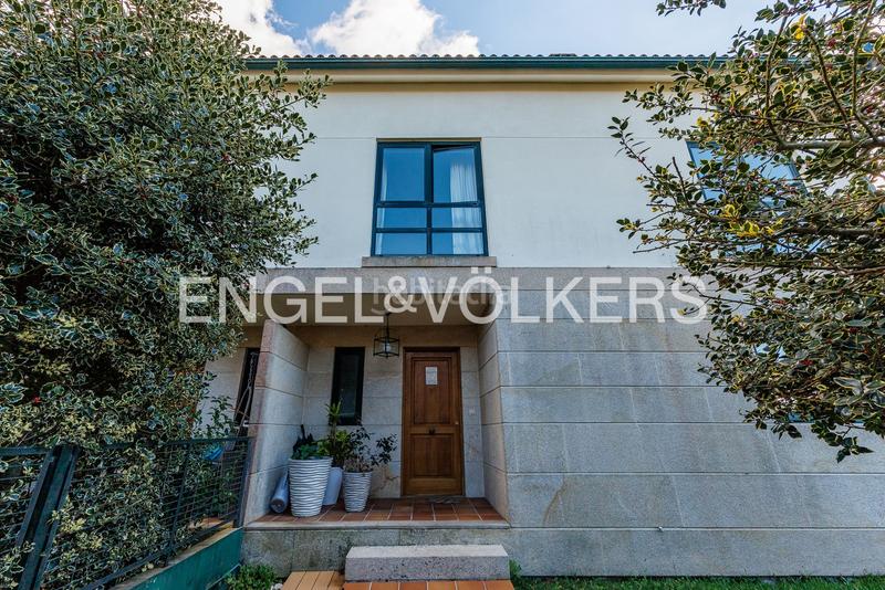 Foto 00e55736-f9b1-4d88-801f-de11ce6c18b0. Semi detached house with heating parking in Nigrán centro Nigrán