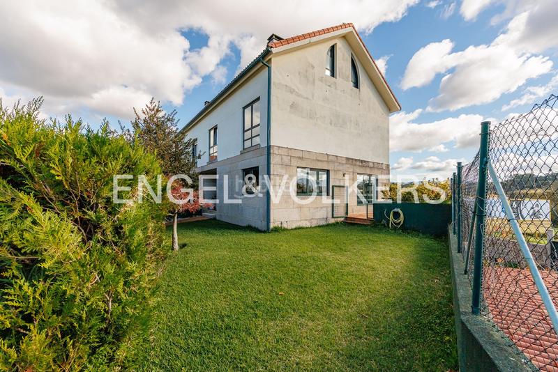 Foto 43aa992d-d39b-4ddc-9080-7e3514902322. Semi detached house with heating parking in Nigrán centro Nigrán