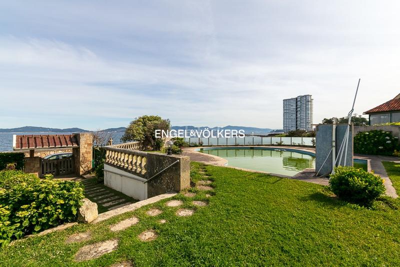 Foto 2bf70a5c-db73-4a28-b30c-d1aac07c4885. Casa chalet en toralla en primera línea de mar en Vigo