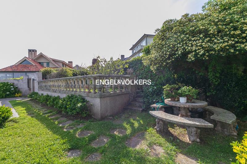 Foto 4873dd77-b7c9-426a-a026-705c73679dc0. Casa chalet en toralla en primera línea de mar en Vigo