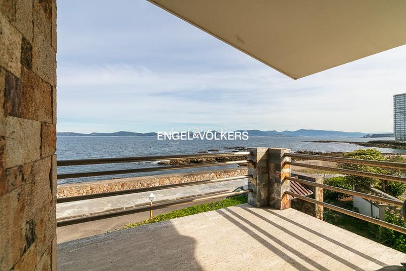 Foto 4cd9979d-81bb-4855-87a2-a609c3359549. Casa chalet en toralla en primera línea de mar en Vigo