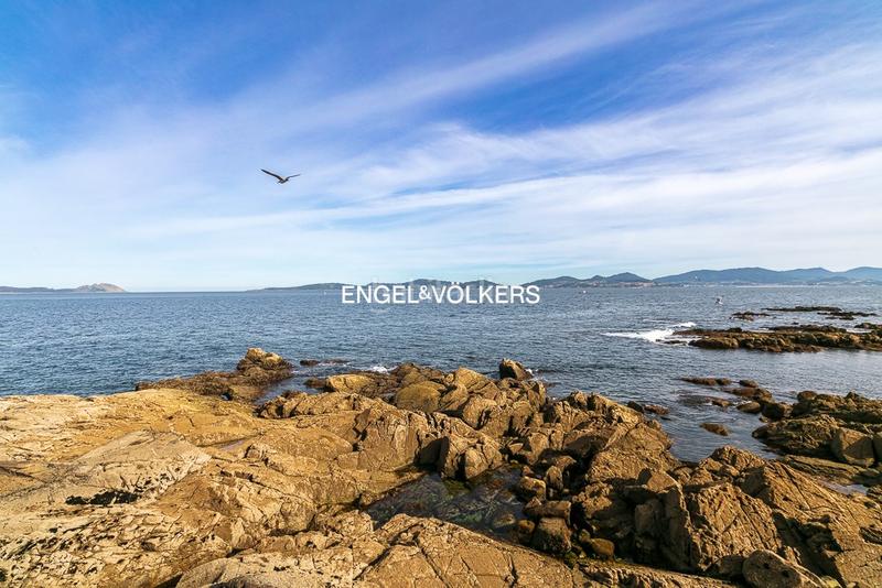 Foto 7158e59f-a194-4f72-b093-00e144cbb60c. Casa chalet en toralla en primera línea de mar en Vigo