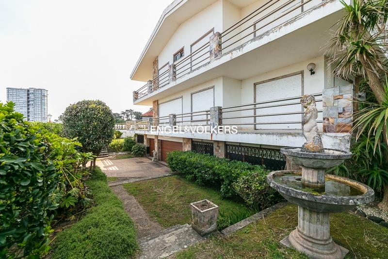 Foto 77f15c4a-14e6-4b2e-b49f-80bbe35887b9. Casa chalet en toralla en primera línea de mar en Vigo