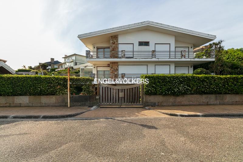 Foto a25ad9fc-477f-41ab-b279-67a45556484d. Casa chalet en toralla en primera línea de mar en Vigo