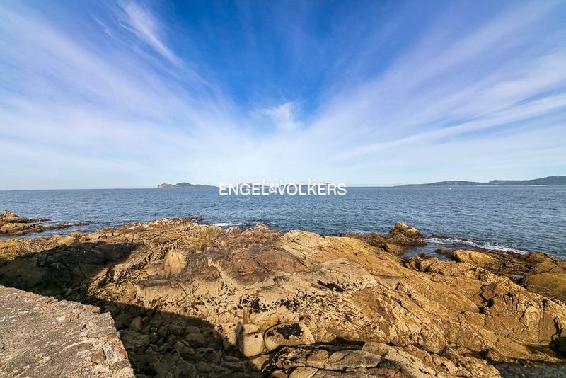 Foto ef6eddeb-744b-44c0-b791-a3762eee1100. Casa chalet en toralla en primera línea de mar en Vigo