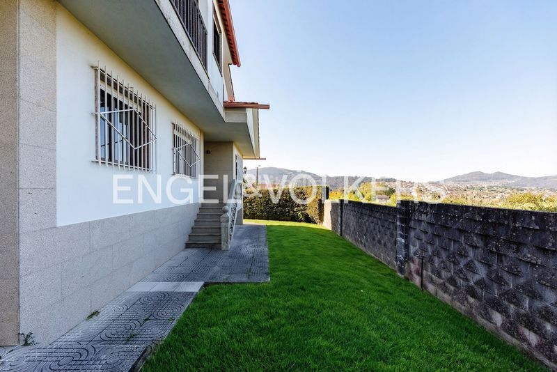 Foto 0c70794f-06c0-46ea-96d1-3f614fc1d2cc. Casa amb calefacció aparcament a Bembrive Vigo