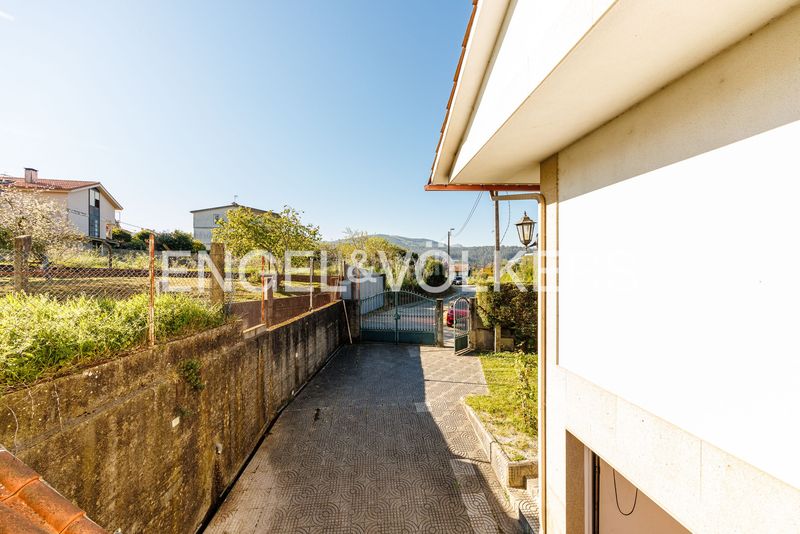 Foto a0fd52b4-1c7a-440f-9269-1264679ce0a3. Casa amb calefacció aparcament a Bembrive Vigo