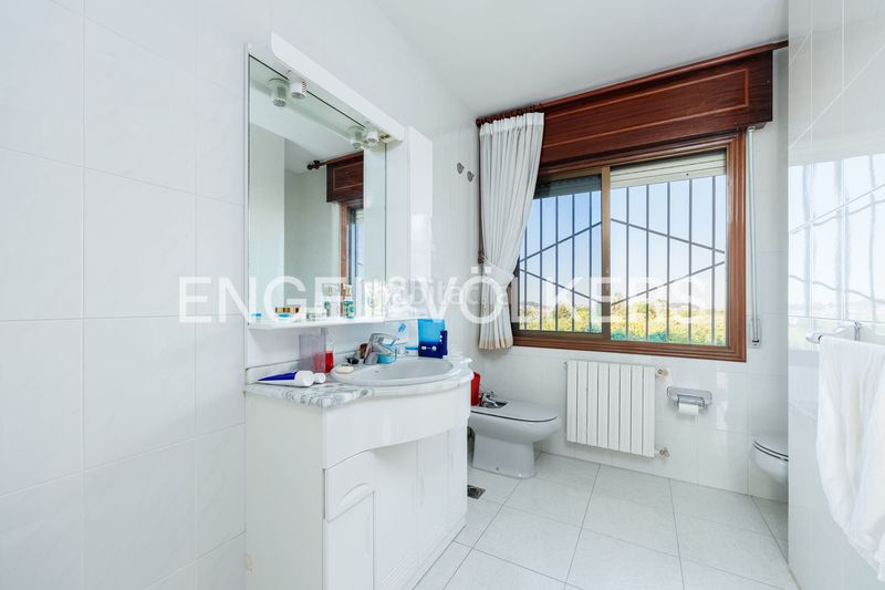 Foto b6c72985-2fda-4d80-90bd-2c31552412de. Casa amb calefacció aparcament a Bembrive Vigo