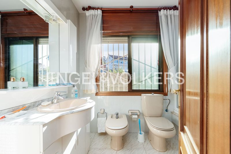 Foto bcb90529-a4a8-4e4b-8456-98b5294782fa. Casa amb calefacció aparcament a Bembrive Vigo