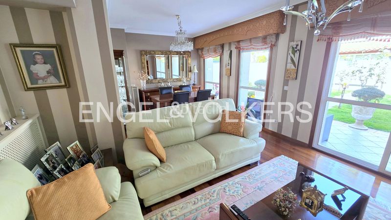 Foto 13c0d1c4-e3fa-430d-9771-435a936b2c30. Casa adossada amb calefacció aparcament piscina a Vigo