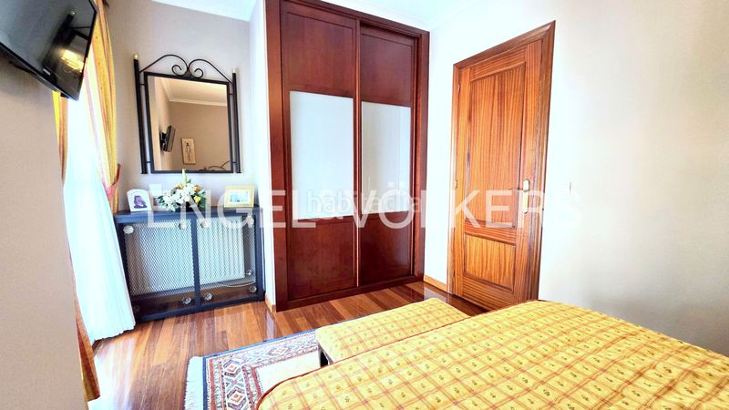 Foto 21ca835c-f722-4085-ba96-0fe60b9be4a1. Casa adossada amb calefacció aparcament piscina a Vigo