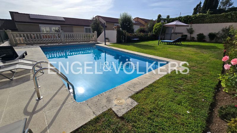 Foto cdb5ed1d-5aeb-4cff-bdeb-2dc99117d64f. Casa adossada amb calefacció aparcament piscina a Vigo