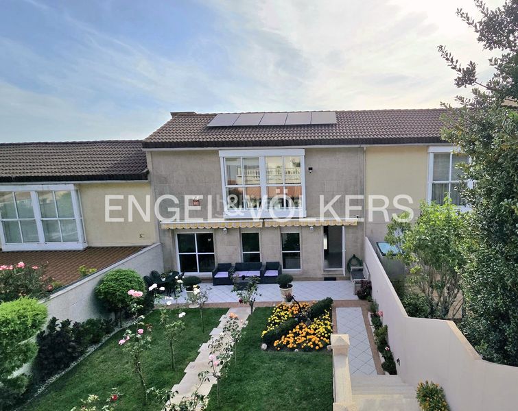 Foto d7a938d3-f170-4145-927a-12486ed93791. Casa adossada amb calefacció aparcament piscina a Vigo