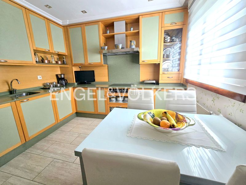 Foto e6da5e83-ddda-41a8-baa3-ca0cf788373d. Casa adossada amb calefacció aparcament piscina a Vigo