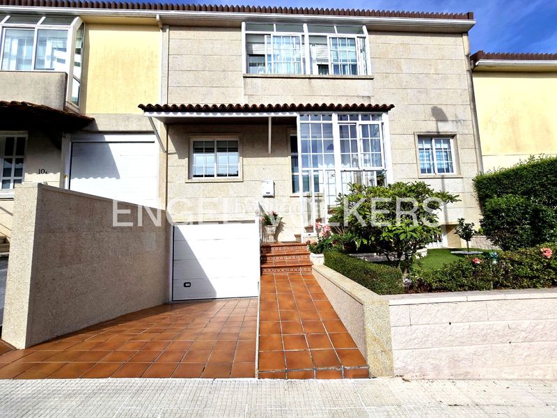 Foto f8566da2-e1d9-475c-8adb-c25f05fa3f77. Casa adossada amb calefacció aparcament piscina a Vigo