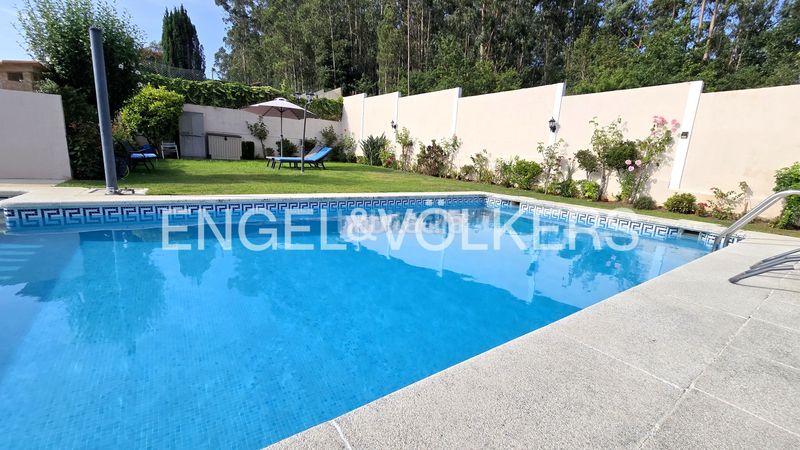 Foto f9802f4e-9128-4179-a552-8e5549f5f4e7. Casa adossada amb calefacció aparcament piscina a Vigo