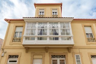 Casa in Bouzas. Casa histórica  situada frente a la alameda de bouzas, con enorm