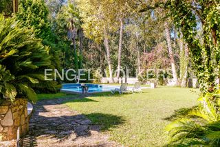 Chalet in Gondomar. Villa de piedra con jardines en gondomar