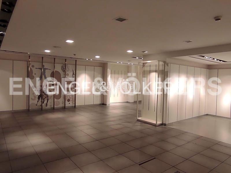 Foto cd53e33a-fd85-44df-acd1-e9f9564f4094. Terreno residencial local en rentabilidad en calle de urzaiz en Vigo