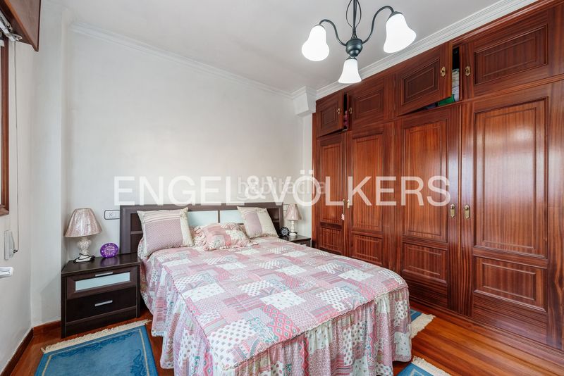 Foto 00a62d9d-c565-4fc1-95b1-caa19c84582b. Casa amb calefacció aparcament a Lavadores Vigo